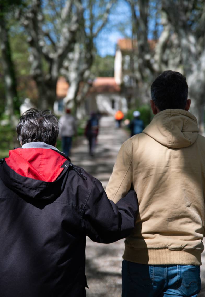 Couple de compagnons en ballade au foyer de vie pour porteurs de handicap à Taulignan