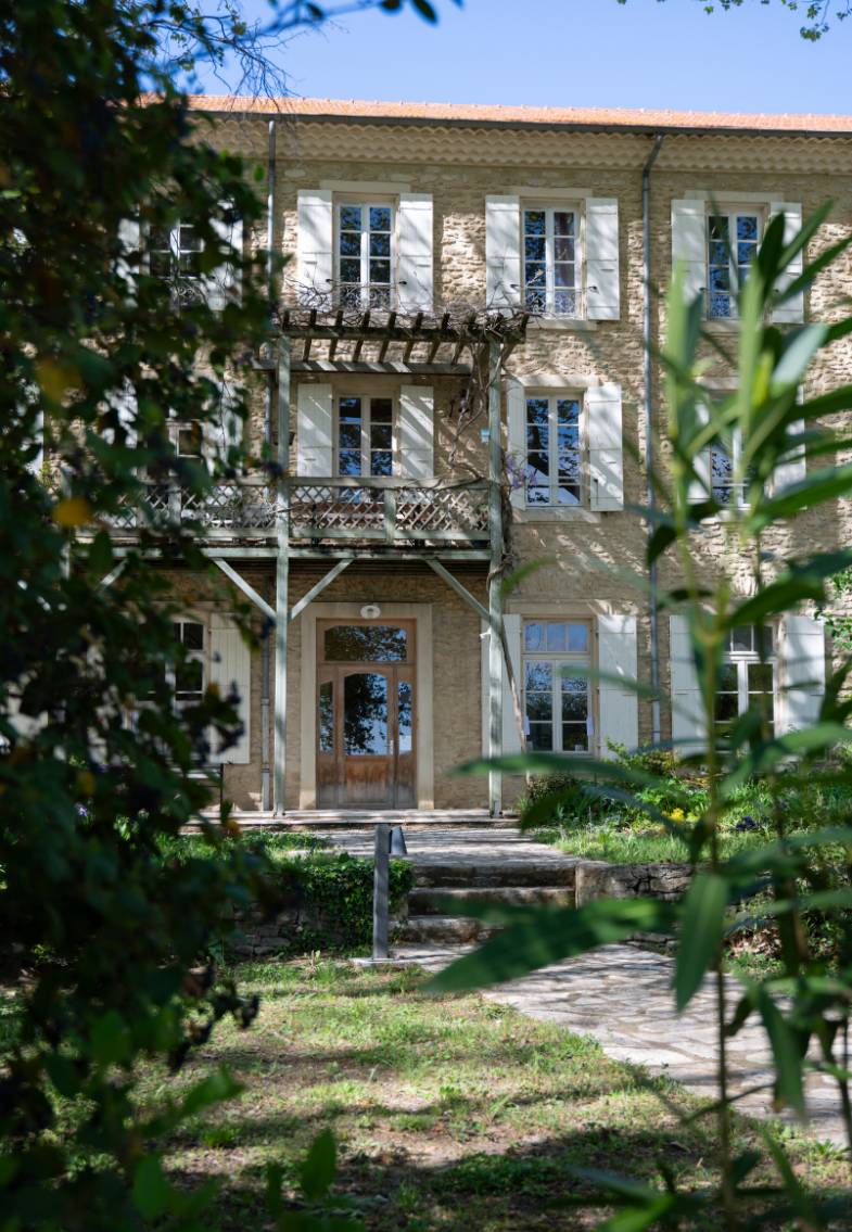 Entrée de la porte des admissions au Béal foyer de vie pour porteurs de handicap à Taulignan