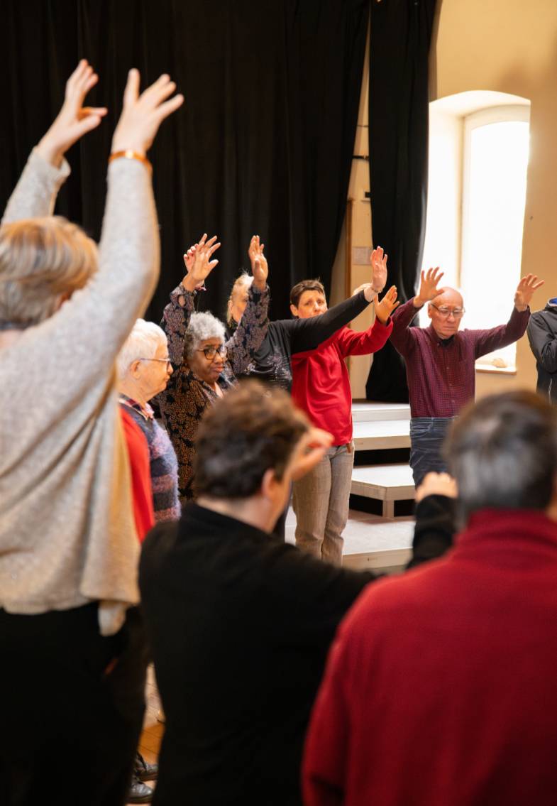 Compagnons en séance de musique dans une des salles du Foyer de Vie du Béal à Taulignan