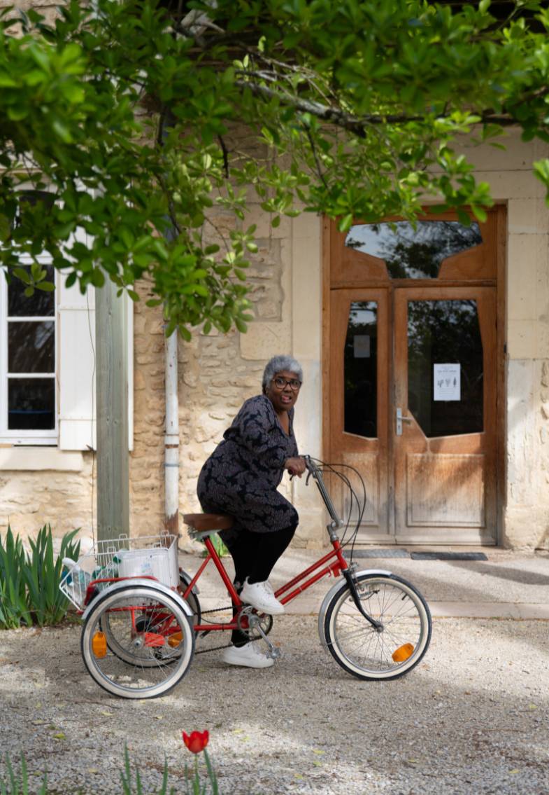 Vélo une activité du foyer de vie de porteur de handicap en Drome Le Béal