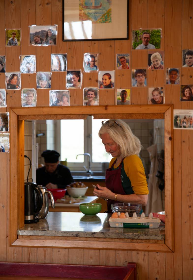 Présentation de la cuisine du Béal, vie de la maison, au foyer de vie à Taulignan