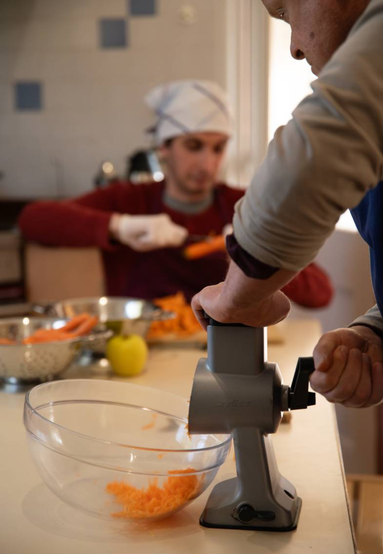préparation des repas au foyer de vie Le Béal à Taulignan: la vie des maisons